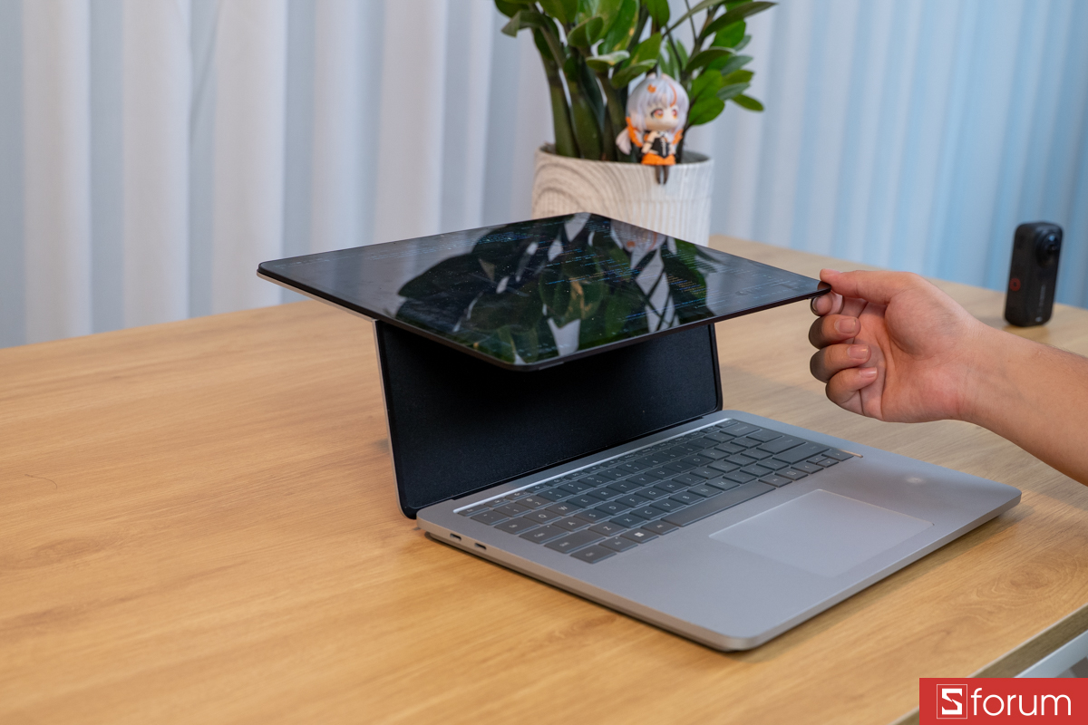 Thiết kế bản lề trên Microsoft Surface Studio 1