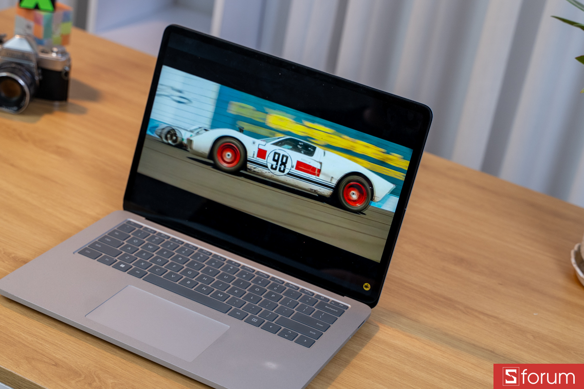 Thiết kế bản lề trên Microsoft Surface Studio 1