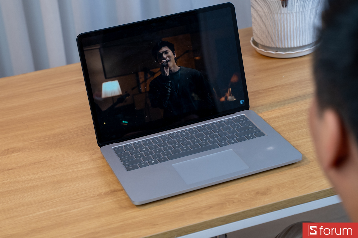Nghe nhạc trên Microsoft Surface Studio 1