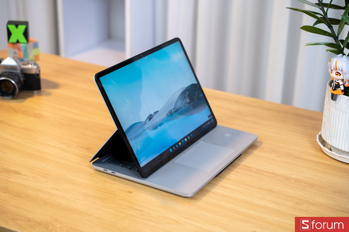 Thiết kế bản lề trên Microsoft Surface Studio 1
