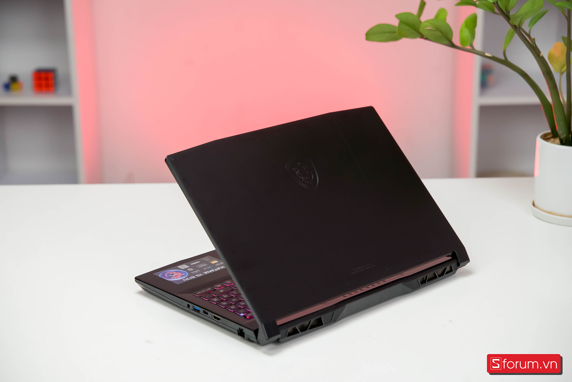 Cạnh phải laptop MSI Katana 15 HX
