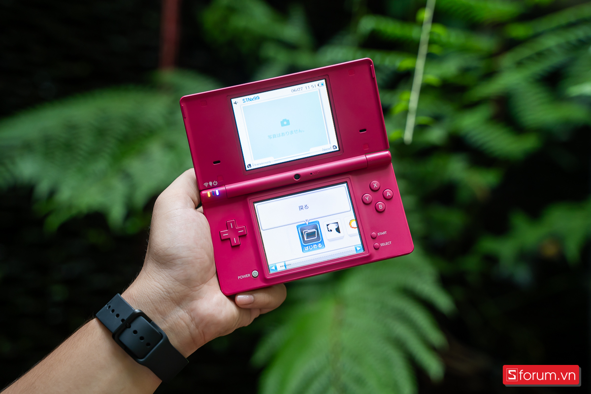 Mở máy Nintendo DSi