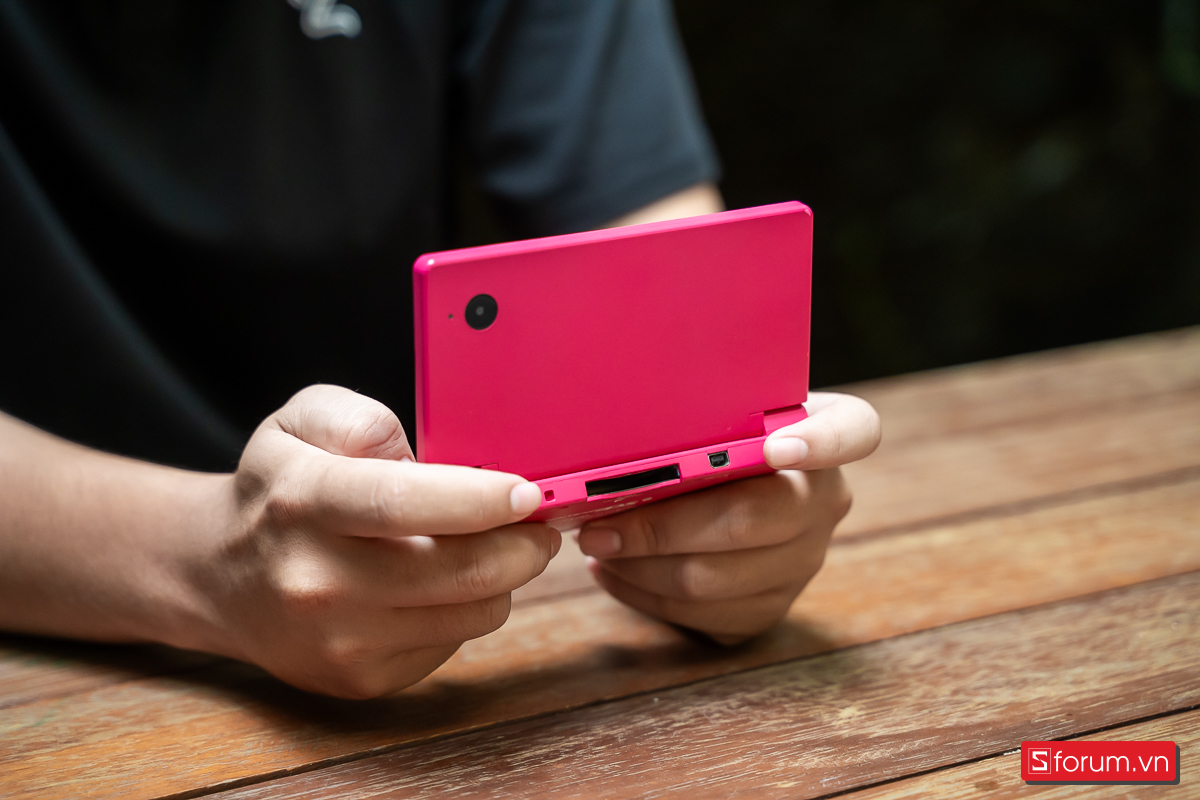 Mặt sau Nintendo DSi