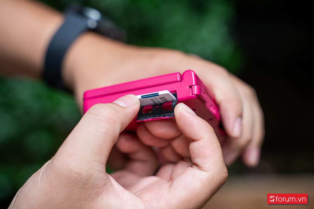 Khe cắm thẻ nhớ SD trên Nintendo DSi