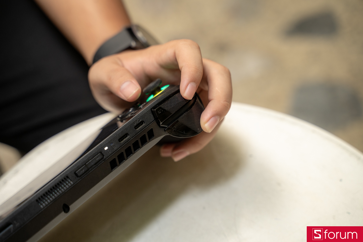 Cổng kết nối bên trái ROG XBOX Ally X