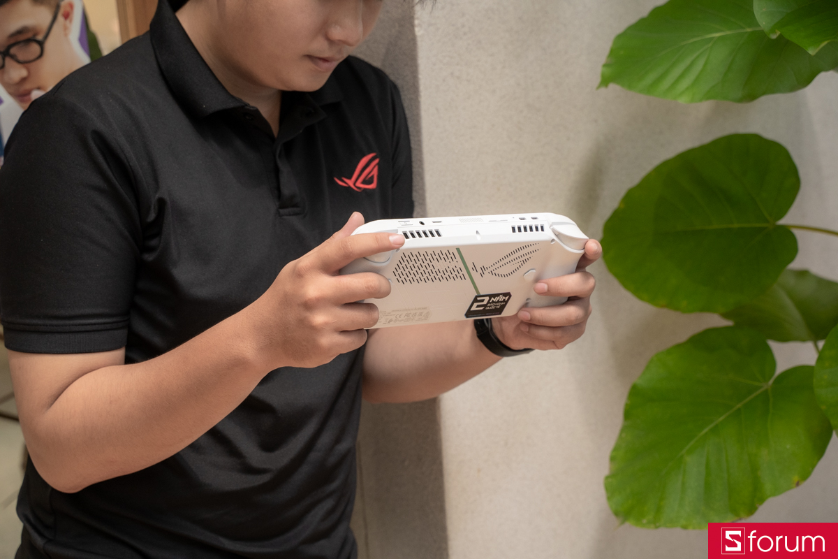 Mặt sau ROG XBOX Ally