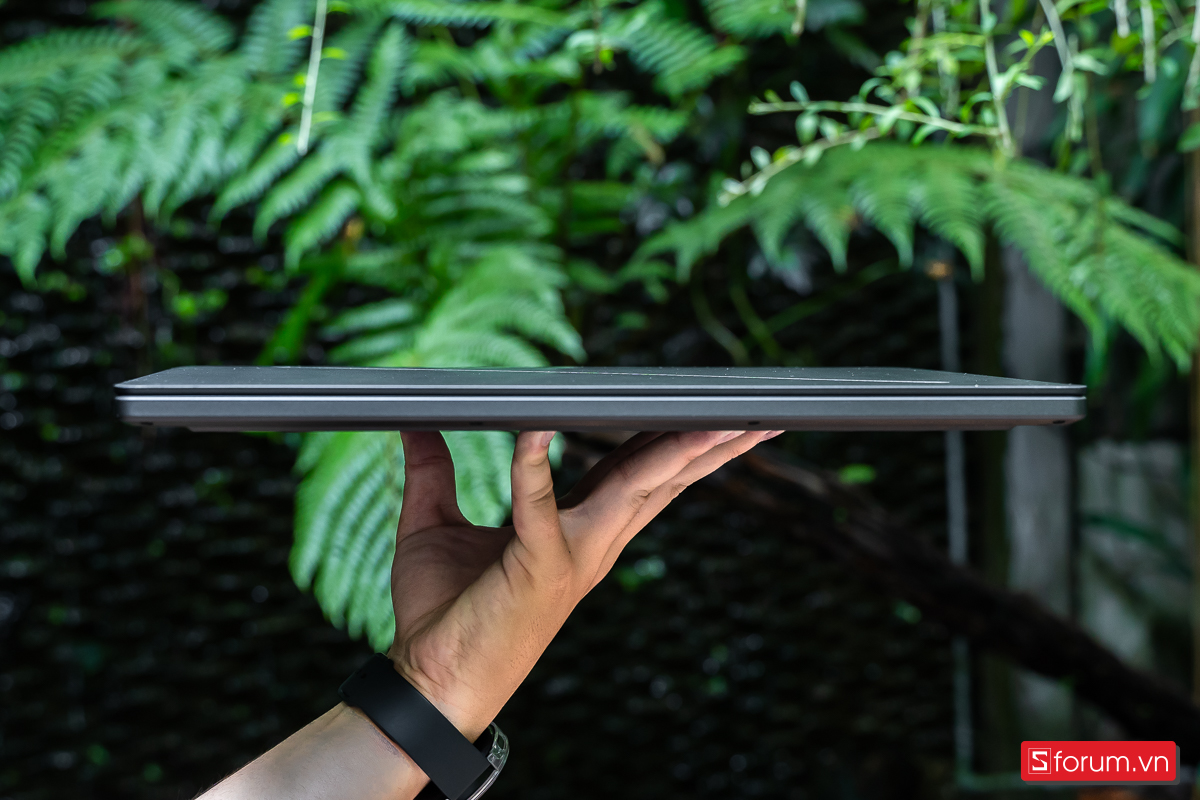 Độ mỏng nhẹ của ROG Zephyrus G16