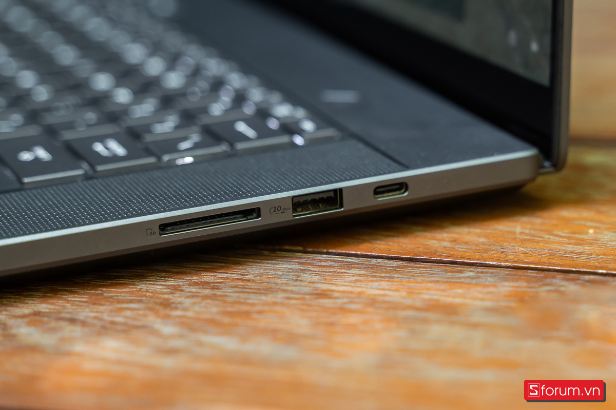Cạnh phải ROG Zephyrus G16