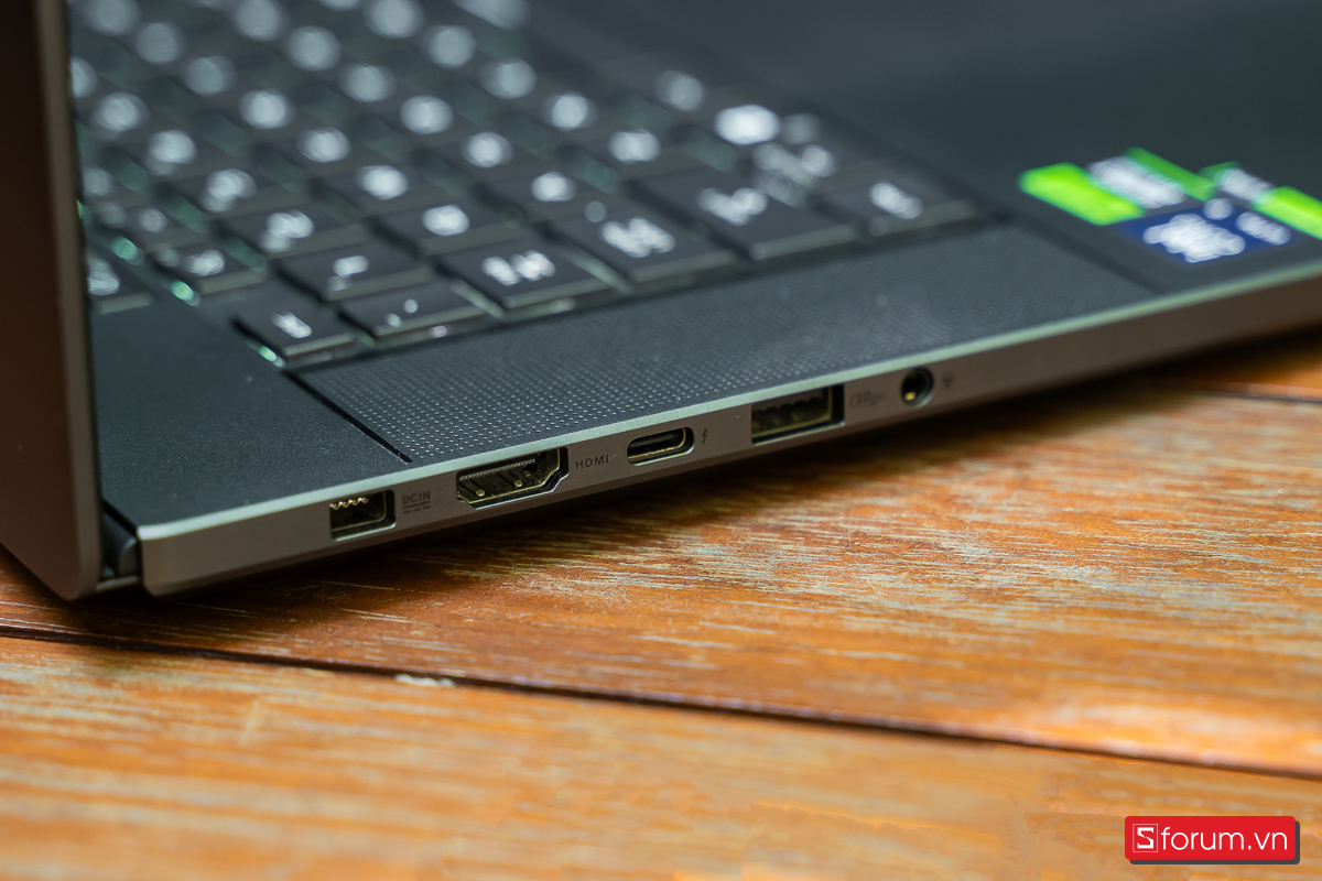 Cạnh trái ROG Zephyrus G16