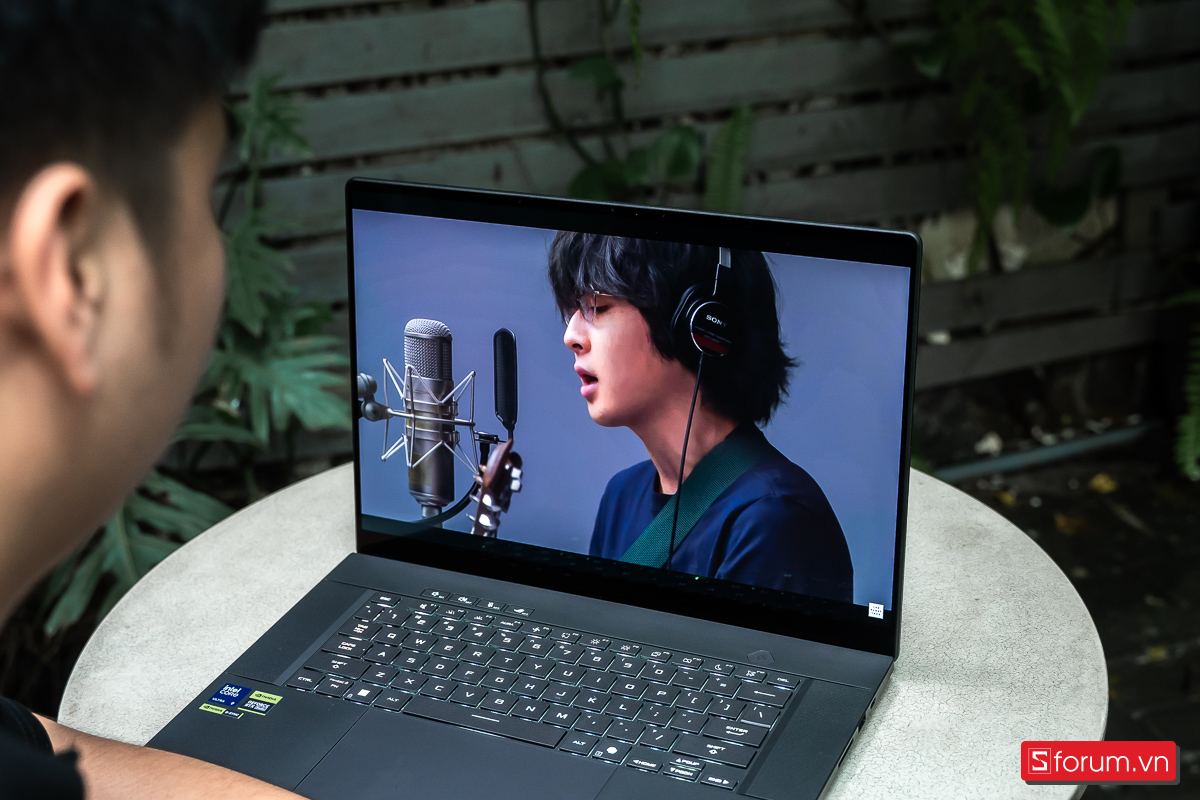 Nghe nhạc trên ROG Zephyrus G16