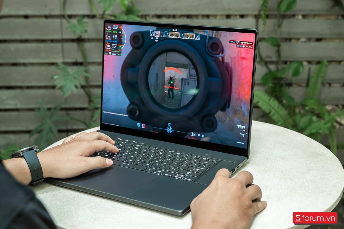Chơi game trên ROG Zephyrus G16
