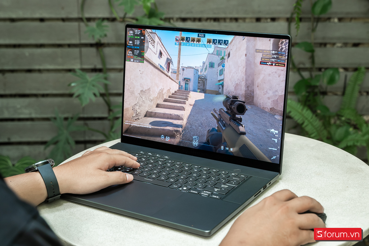 Chơi game trên ROG Zephyrus G16