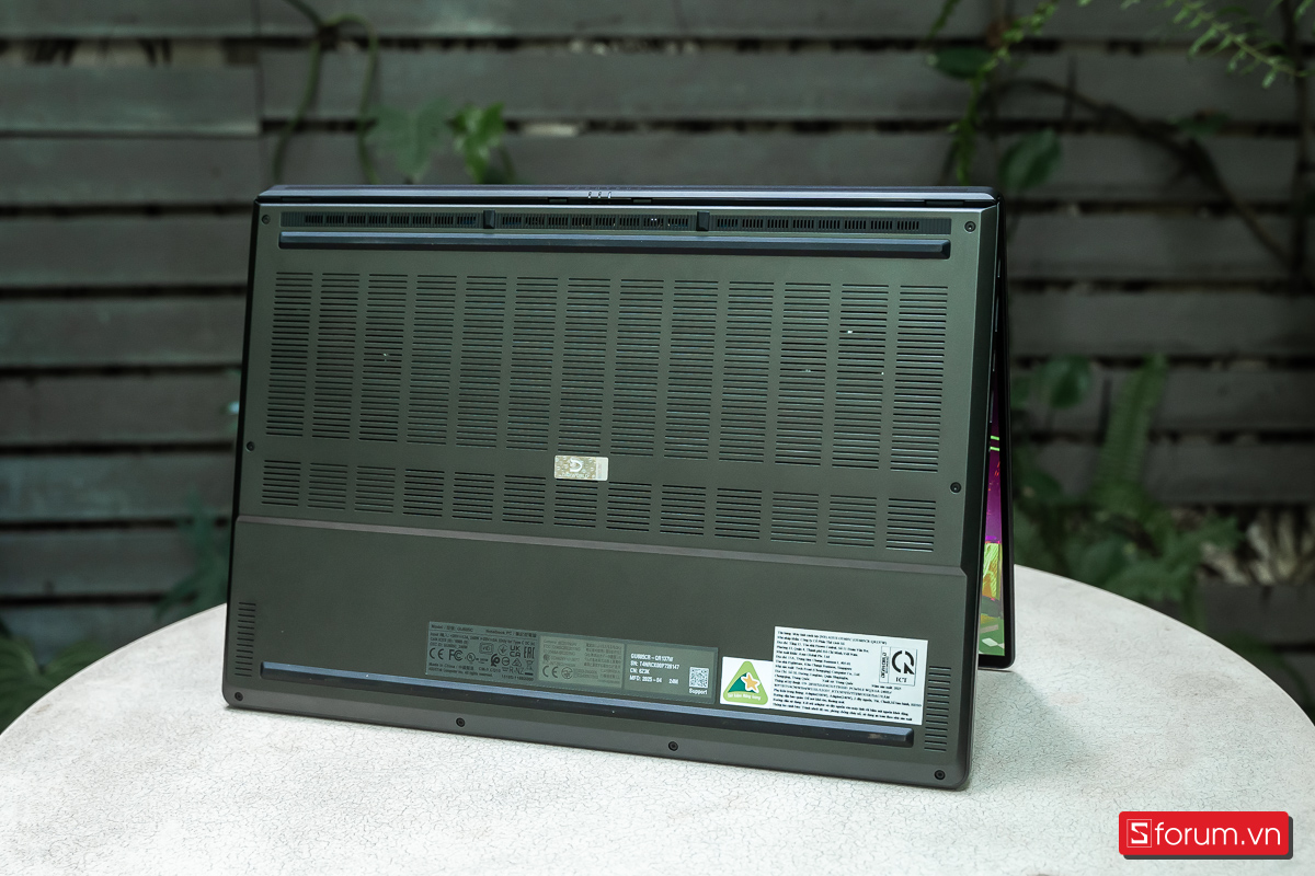 Mặt đáy ROG Zephyrus G16