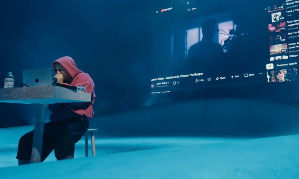 Justin Bieber dùng MacBook trên sân khấu Coachella