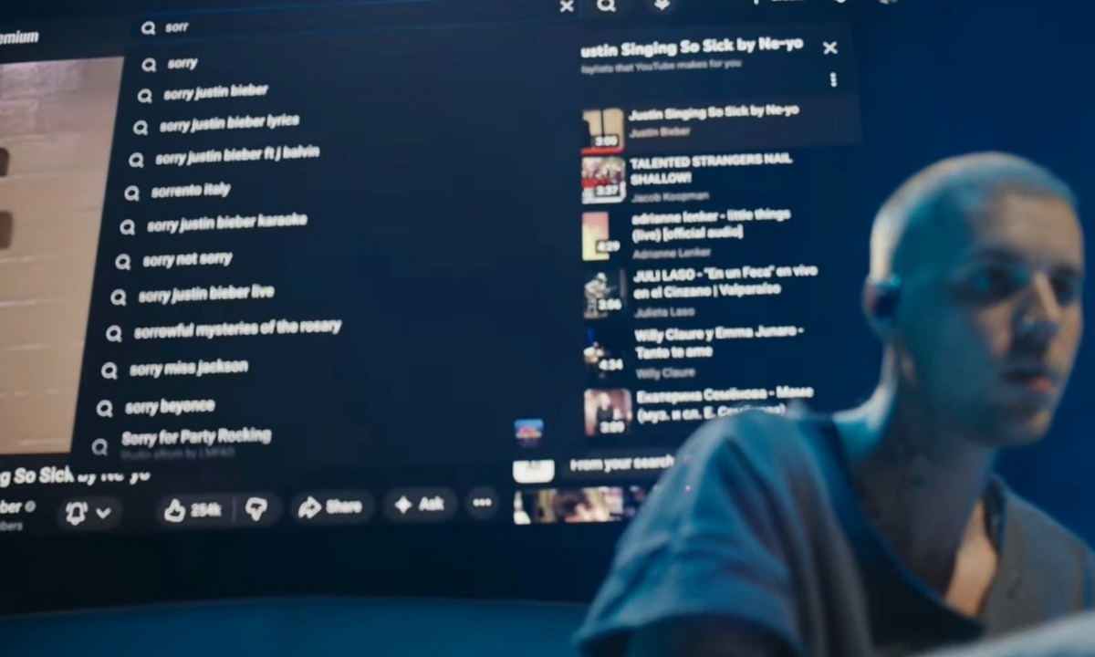 Justin Bieber dùng MacBook trên sân khấu Coachella