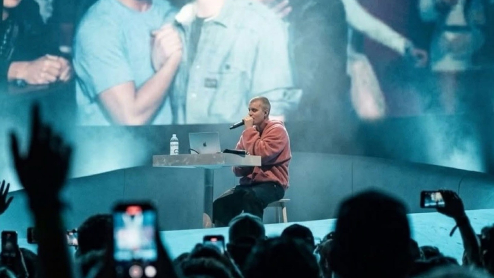 Justin Bieber dùng MacBook gì khi đi diễn? Vì sao nghệ sĩ chuyên nghiệp lại tin dùng?