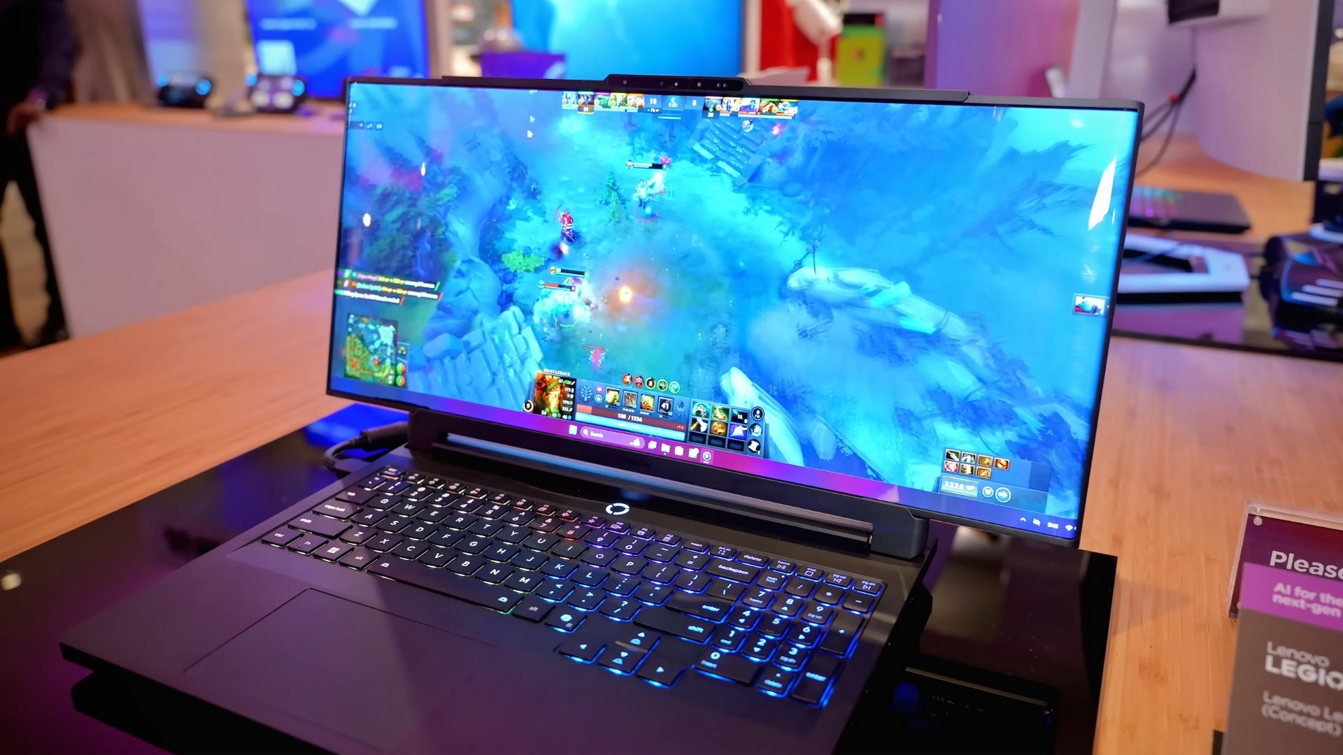 Laptop màn hình dẻo khác gì laptop thường và có bền để dùng lâu không?