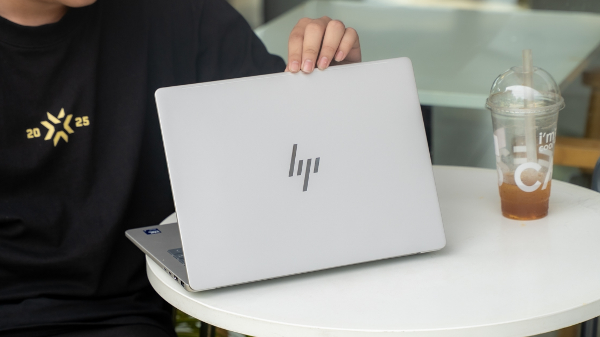 Trong bối cảnh giá RAM leo thang, 16GB RAM có còn đủ cho laptop gaming năm 2026?