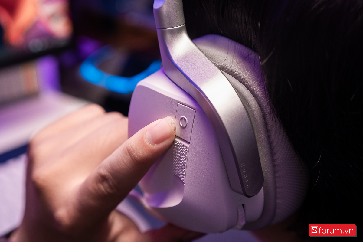 Cụm phím trên Corsair Void Wireless V2