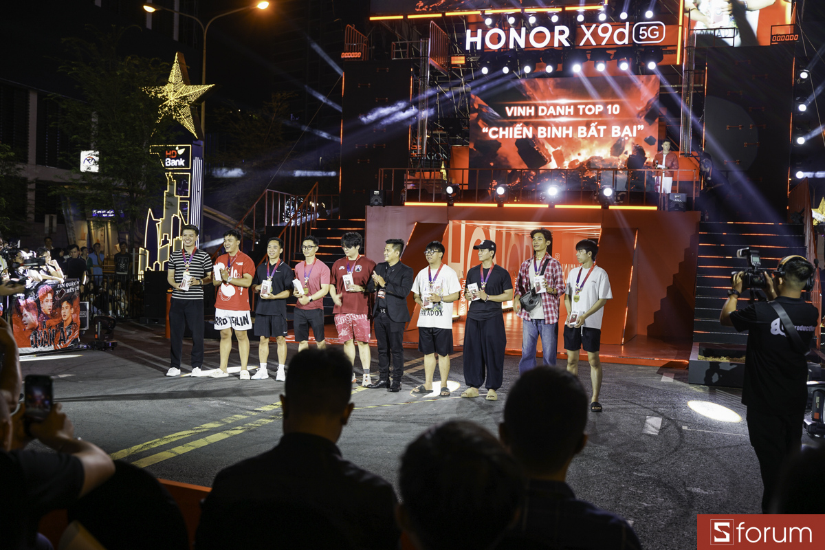 Nhận huy chương cùng điện thoại HONOR X9d 5G