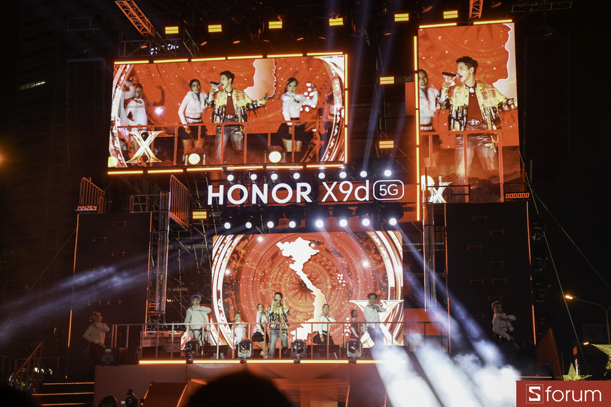 Quân AP biểu diễn tại sự kiện