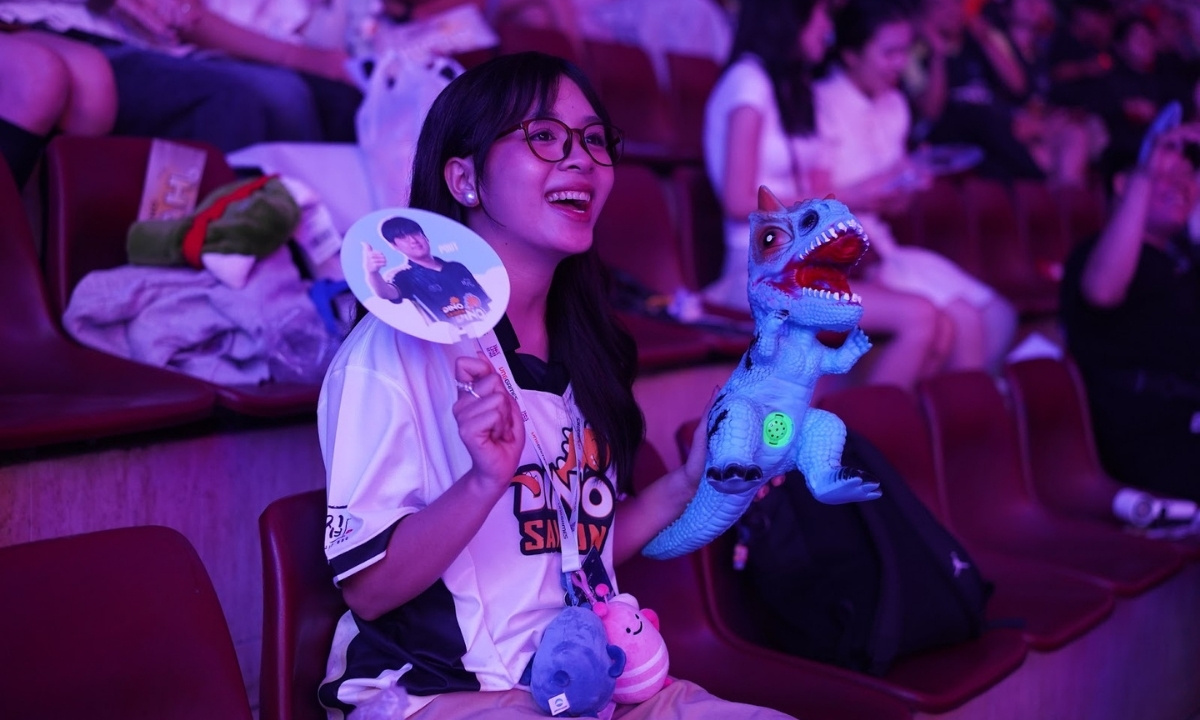 Bạn khán giả cổ vũ đội Saigon DINO