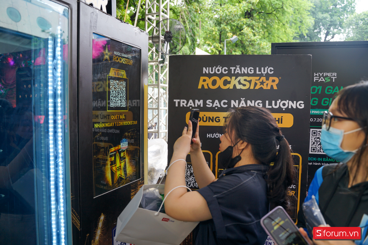 Quét QR nhận nước miễn phí từ Rockstar