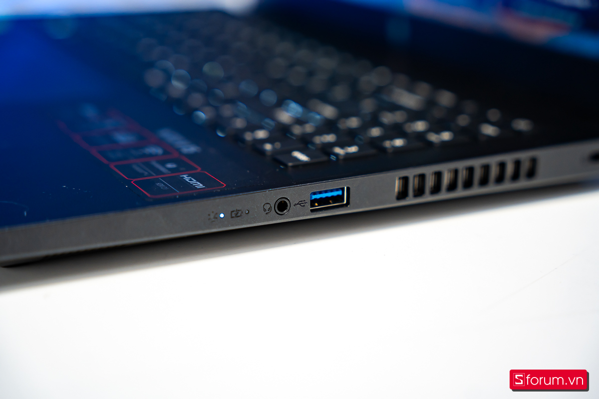 Cạnh phải Acer Gaming Nitro ProPanel ANV15
