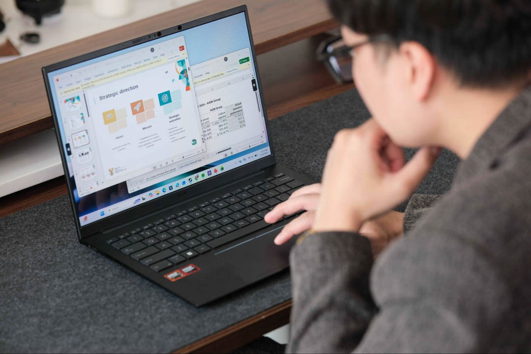 Làm việc văn phòng với Zenbook 14 và vivobook s 14