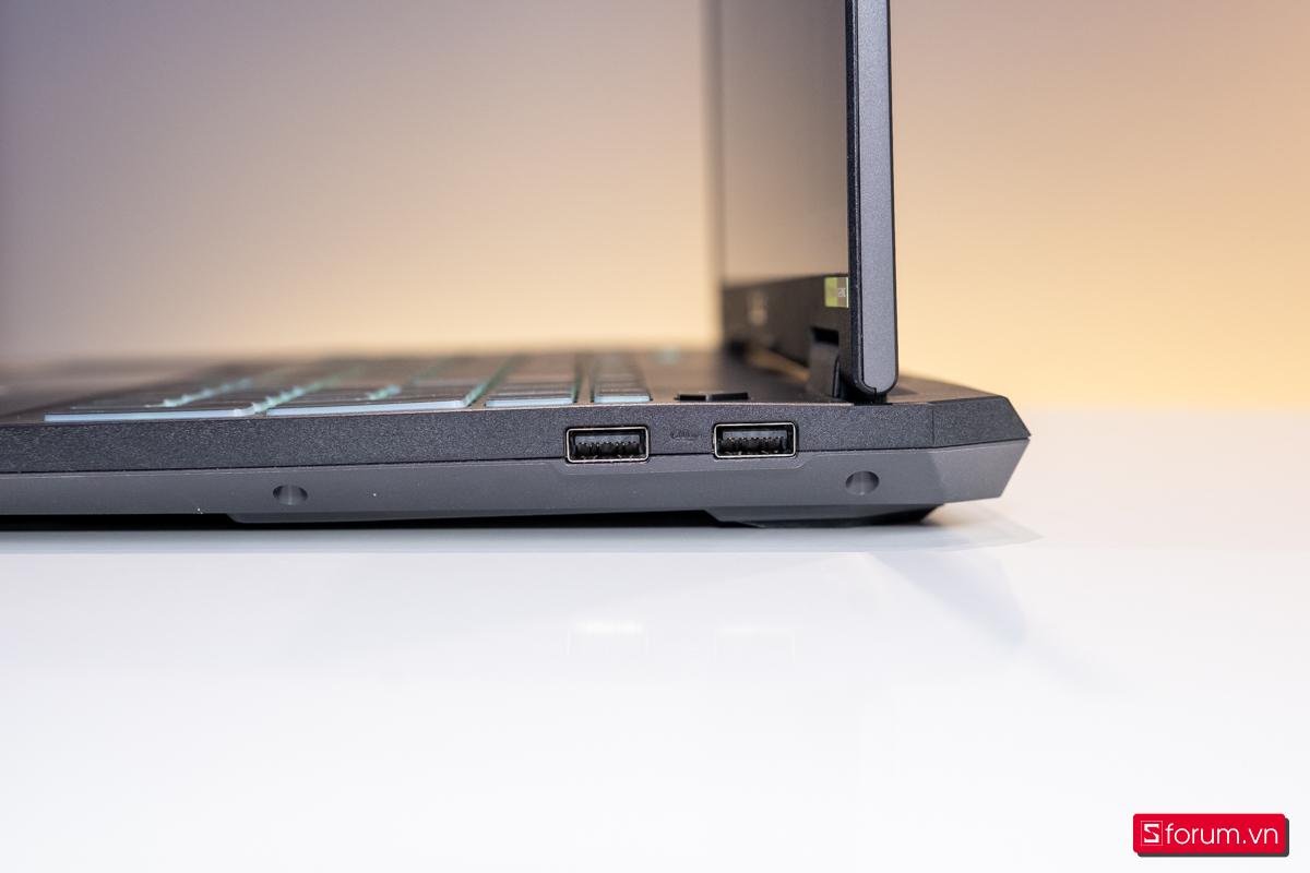Cạnh phải ASUS TUF Gaming F16