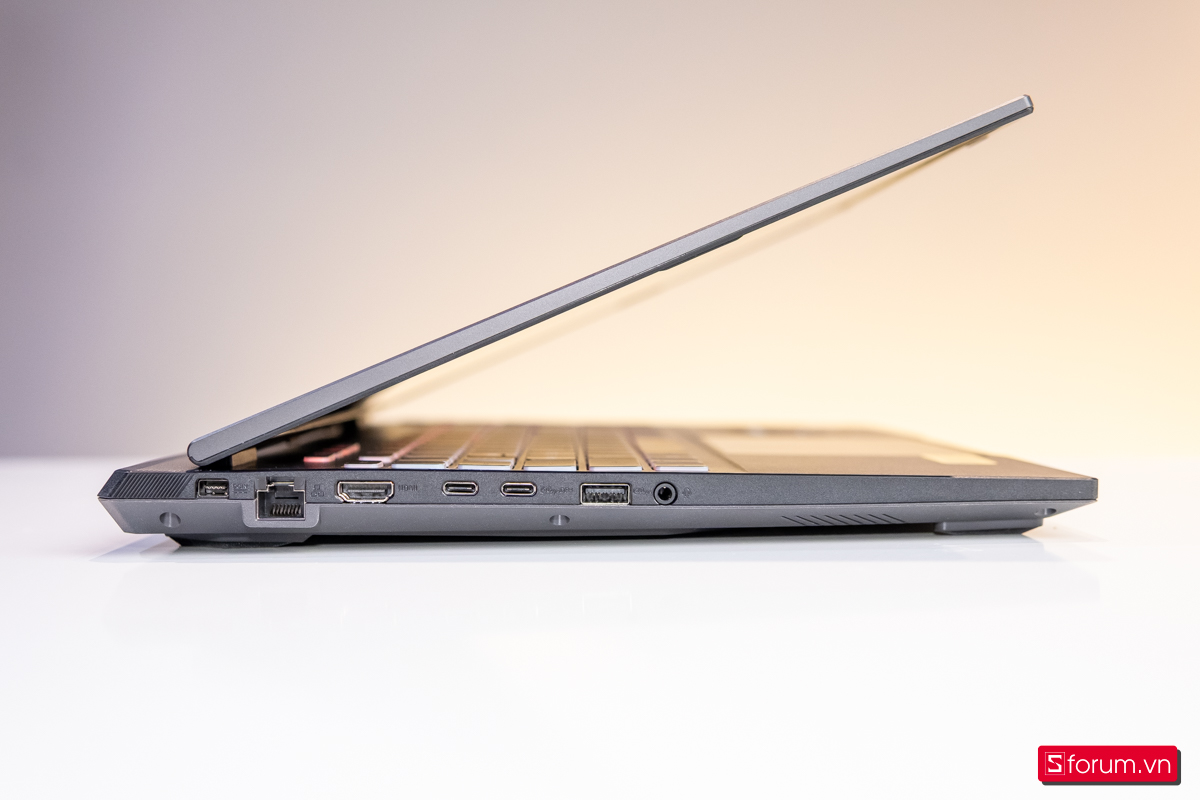 Cạnh trái ASUS TUF Gaming F16