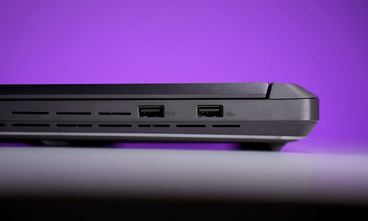 Cạnh phải ASUS ROG Strix G16