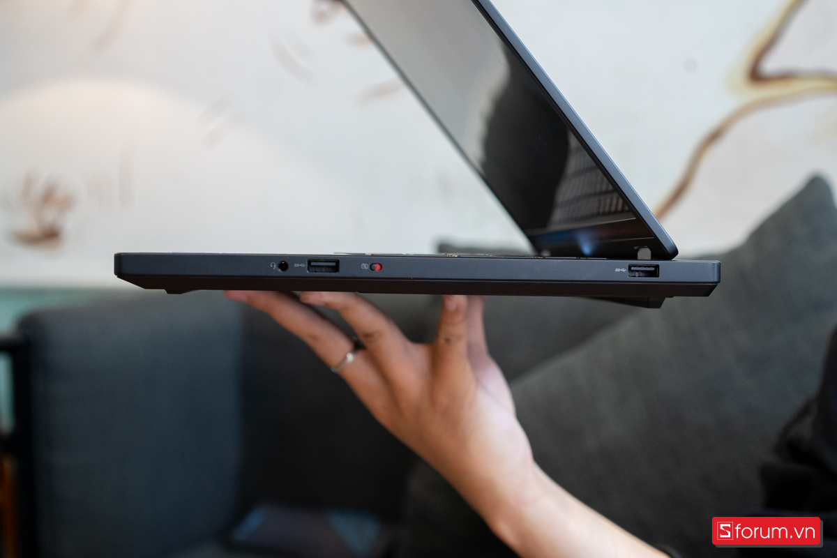 Cạnh phải Lenovo Legion 5 15IAX10