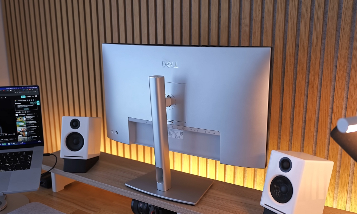 Mặt sau Dell UltraSharp 27 (U2725QE)