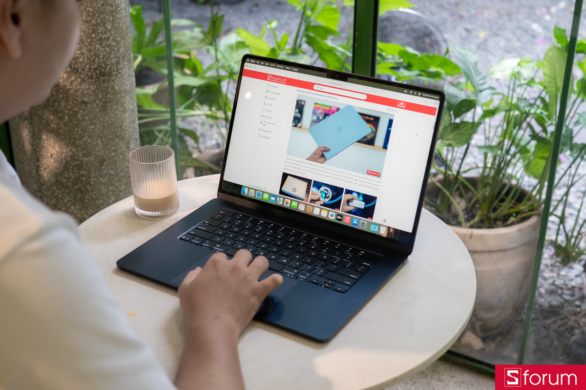 Làm việc trên MacBook Air M4 15 inch