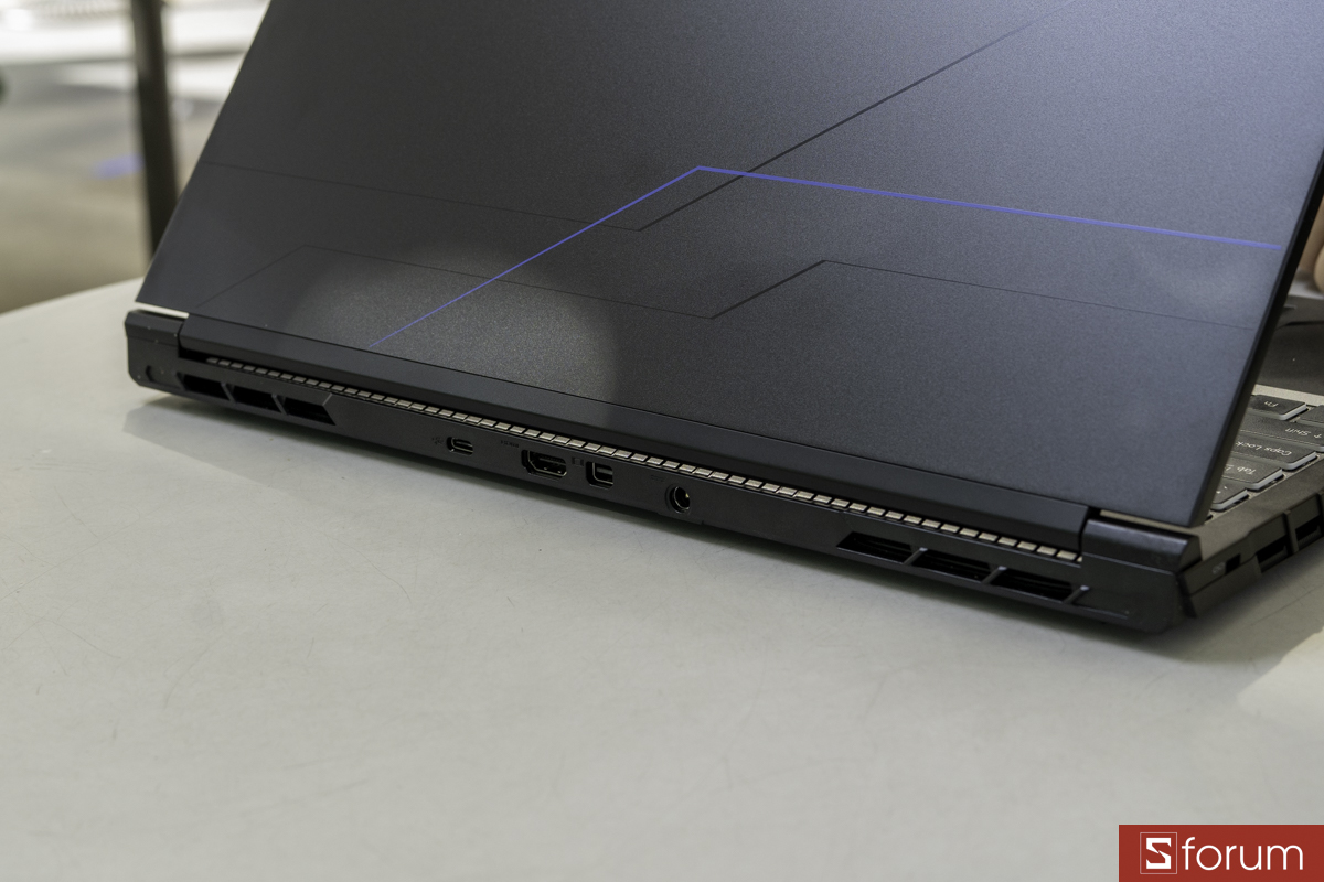 Cổng kết nối ở cạnh sau Acer Gaming Aspire 7 2026