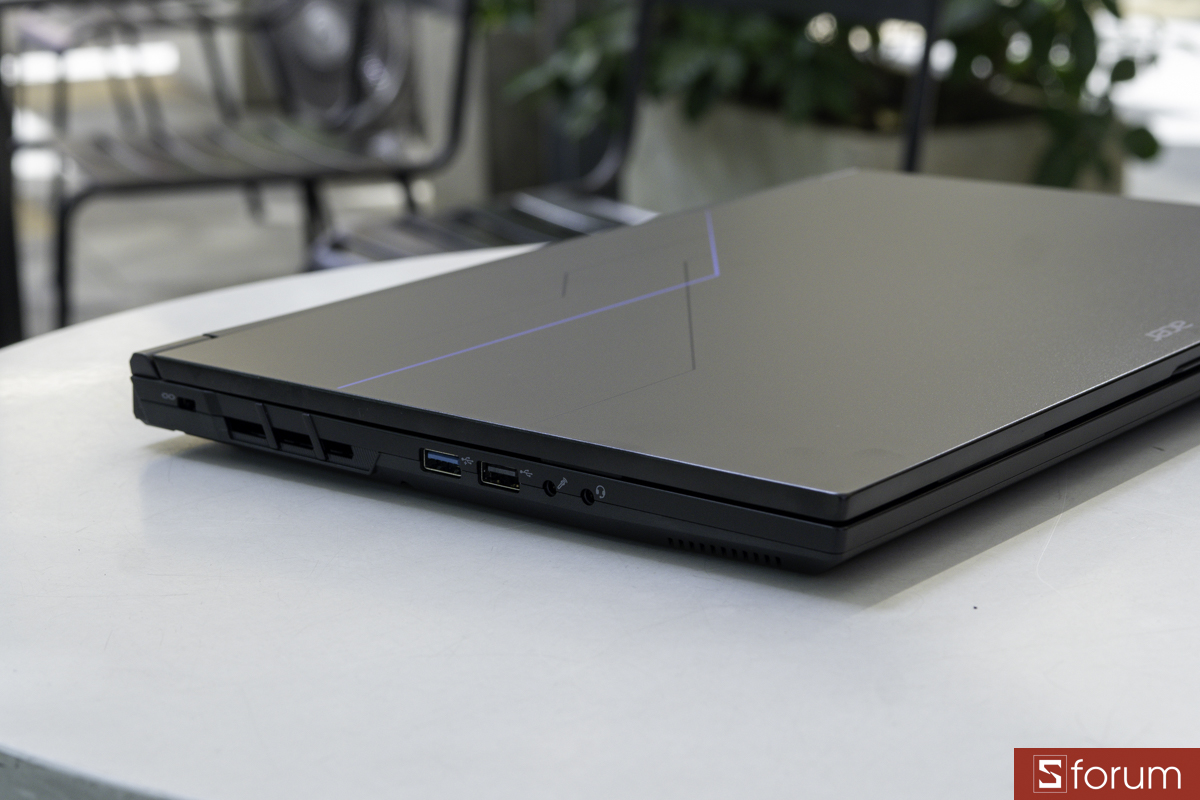 Cạnh trái Acer Gaming Aspire 7 2026