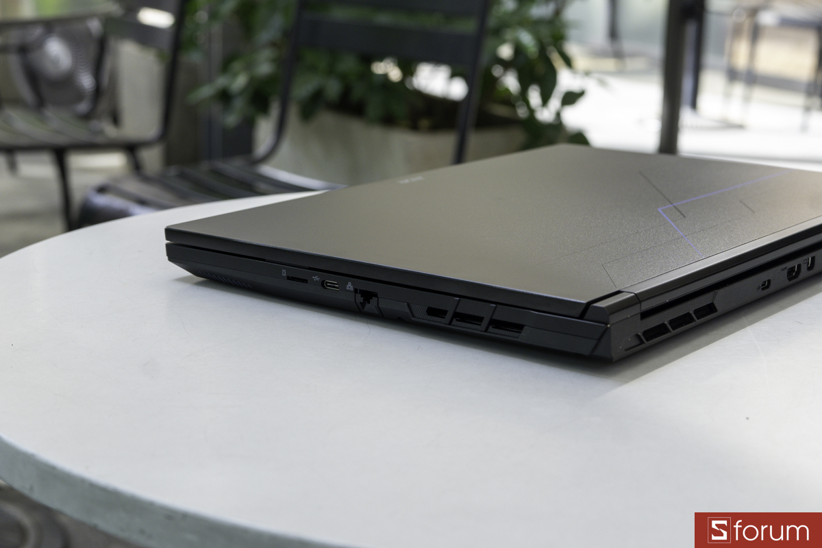 Cạnh phải Acer Gaming Aspire 7 2026