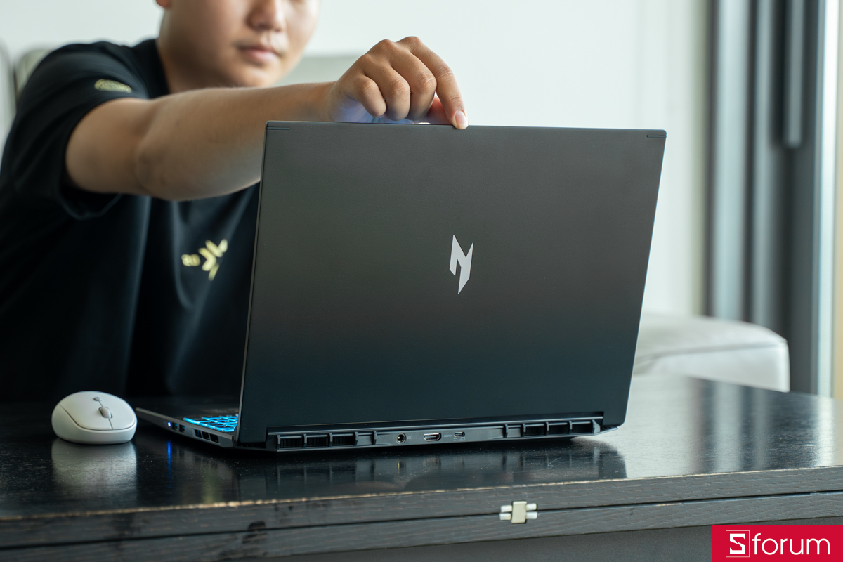 Khả năng mở bản lề của Acer Nitro V 16S AI ProPanel