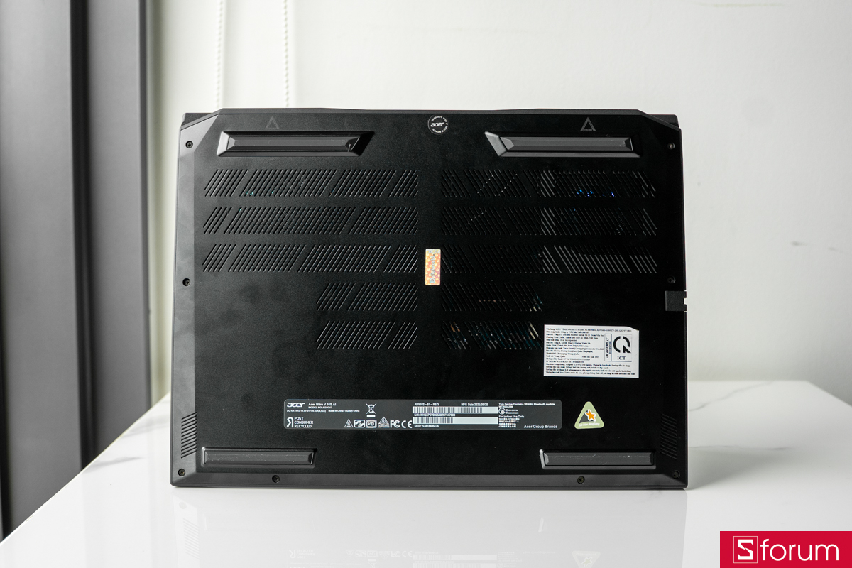 Mặt đáy Acer Nitro V 16S AI ProPanel