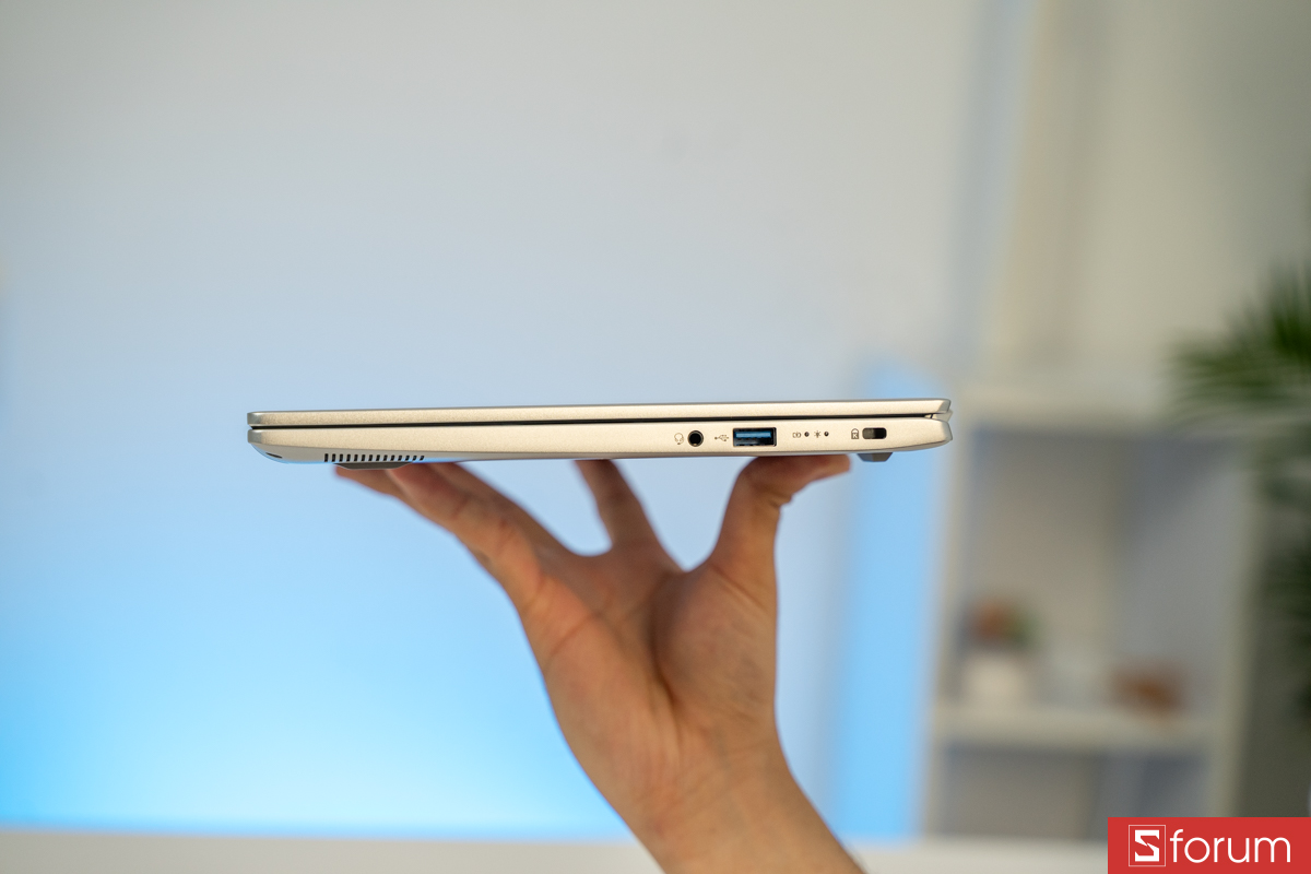 Cạnh phải Acer Swift Go 14 AI