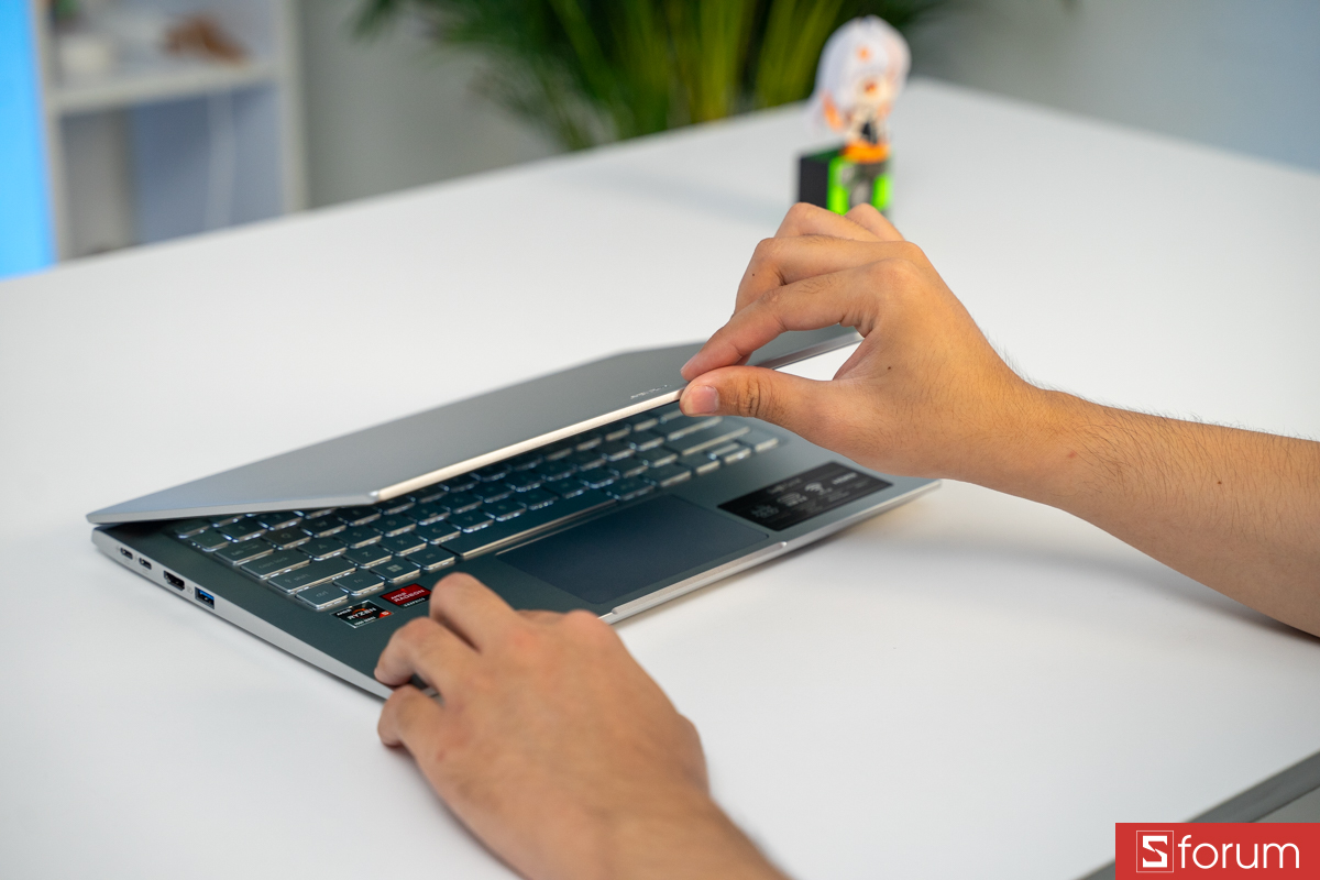 Khả năng mở bằng 1 tay trên Acer Swift Go 14 AI