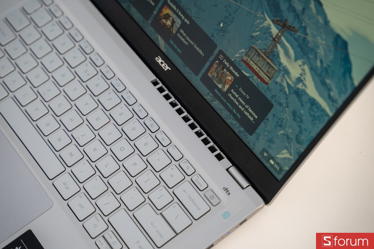 Bản lề cứng cáp trên Acer Swift Go 14 AI