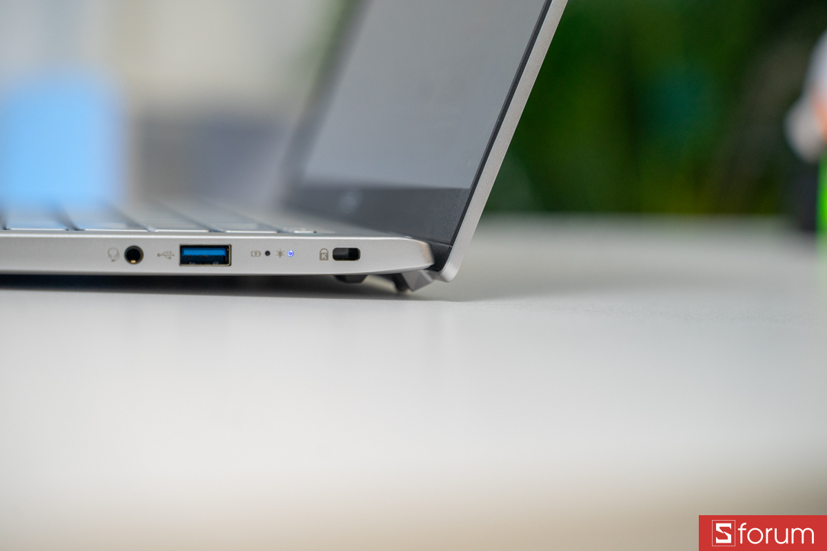 Cơ chế nâng phần thân máy trên Acer Swift Go 14 AI