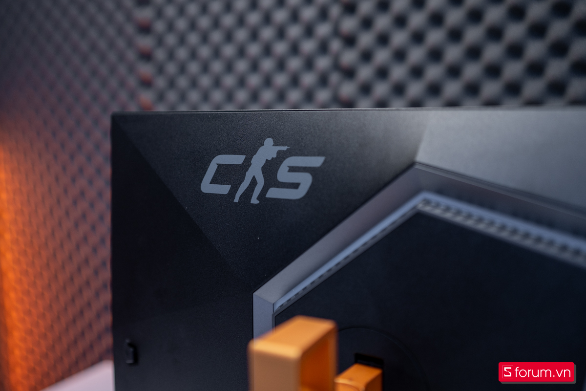 Logo CSGO ở mặt lưng AOC AGON CS24A