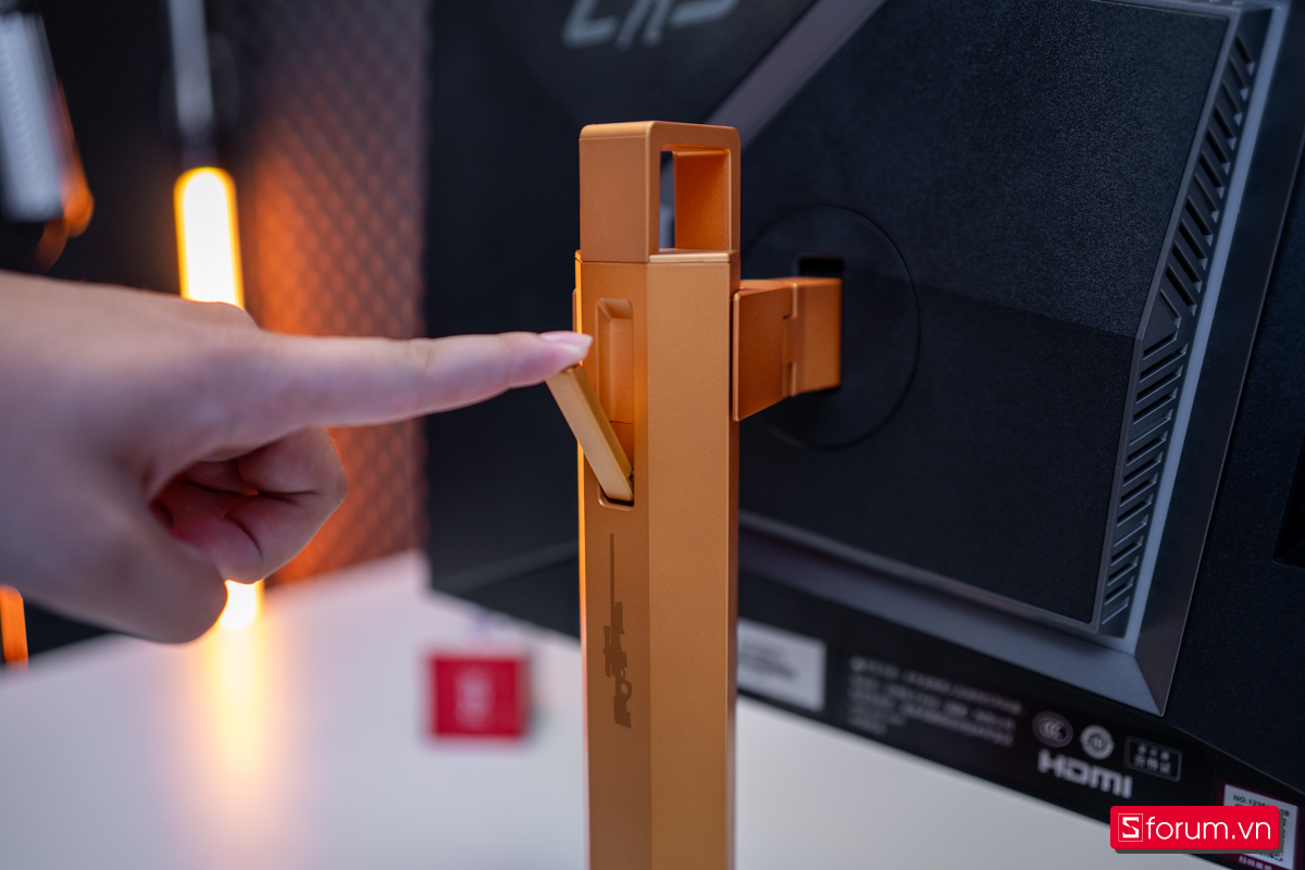 Giá treo tai nghe trên trụ màn hình AOC AGON CS24A