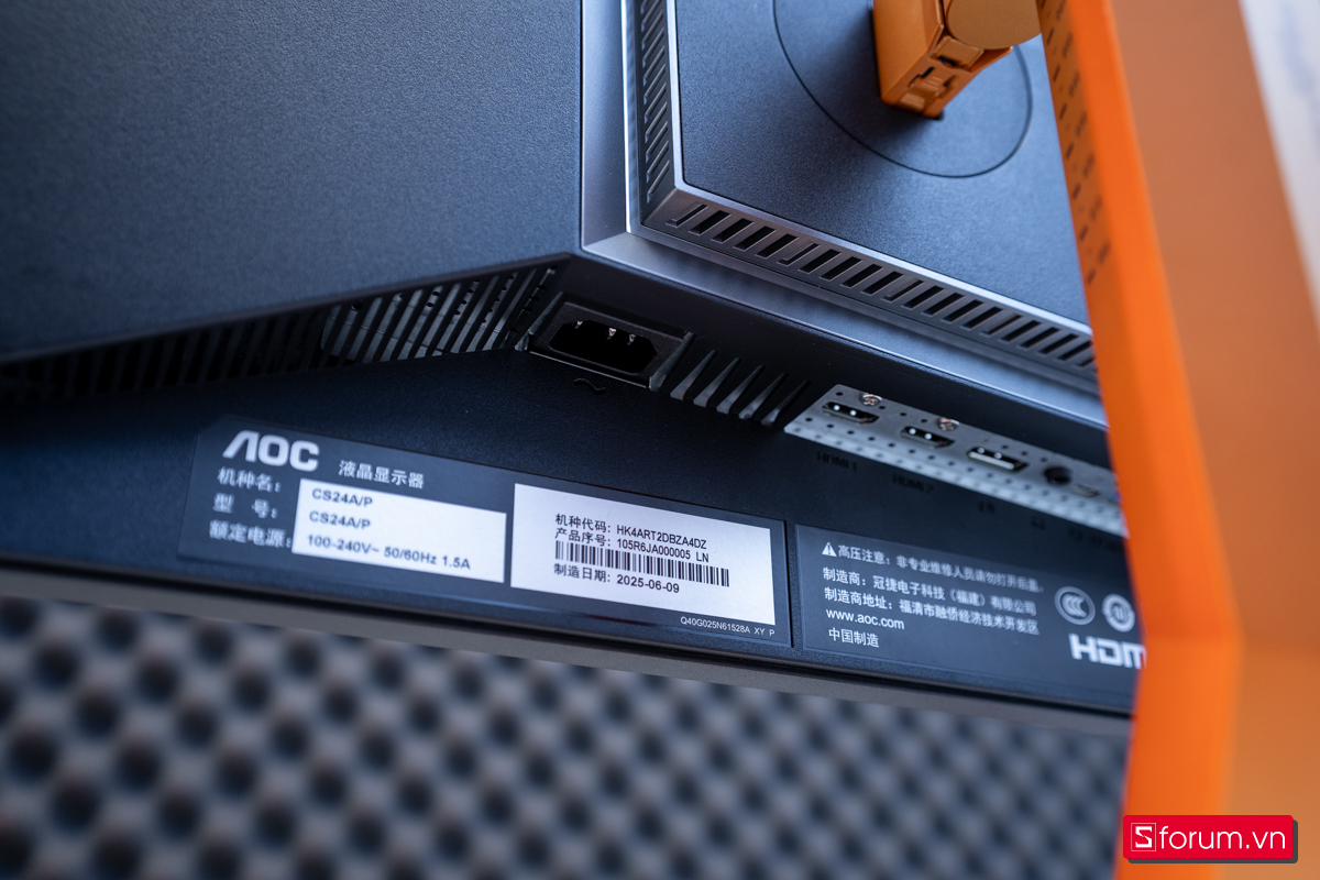 Cổng kết nối phía dưới AOC AGON CS24A