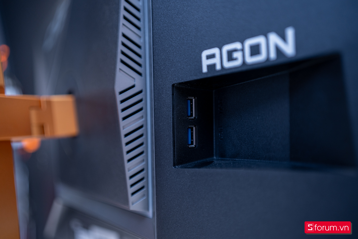 Cổng kết nối cạnh phải AOC AGON CS24A