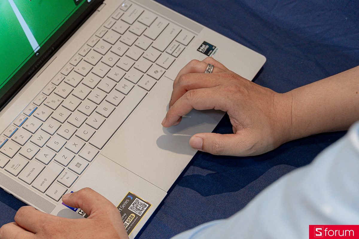 Touchpad trên ASUS ExpertBook Ultra