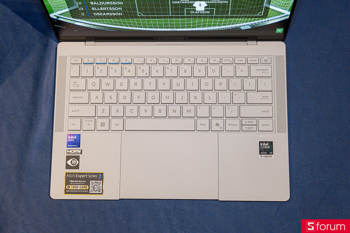 Mặt C trên ASUS ExpertBook Ultra